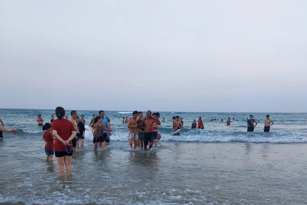 Phó trưởng Công an phường Phổ Hoà cùng bốn người dân cứu người đàn ông bị đuối nước. Ảnh: CTV Phó trưởng Công an phường Phổ Hoà cùng bốn người dân cứu người đàn ông bị đuối nước. Ảnh: CTV