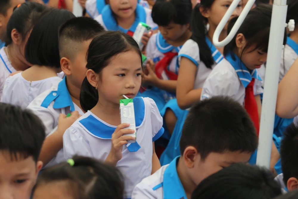 Sắp kết thúc năm học 2022-2023, nhiều học sinh miền núi Quảng Nam vẫn chưa được uống sữa từ Chương trình sữa học đường. Ảnh: TN