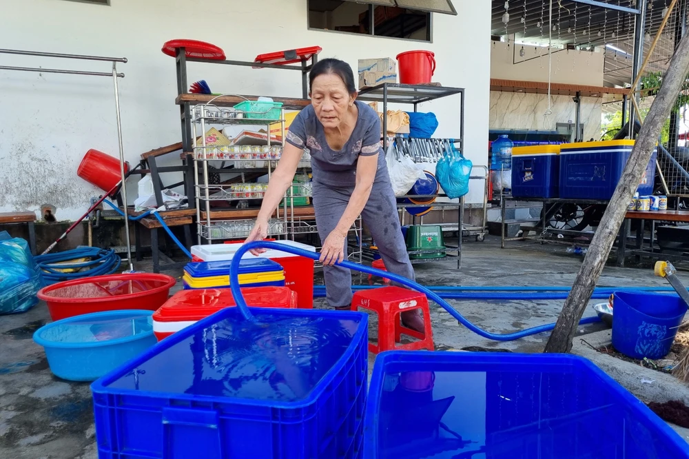 Phải mất vài tiếng người dân mới trữ được ít nước sạch sinh hoạt tạm. Ảnh: TN