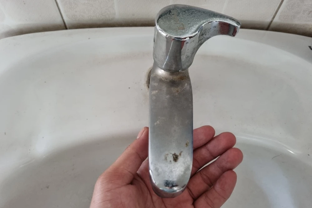 Tháng 5, Xí nghiệp nước sạch Tam Kỳ giảm lưu lượng và áp lực nước khiến hàng chục ngàn hộ dân thiếu nước. Ảnh: TN