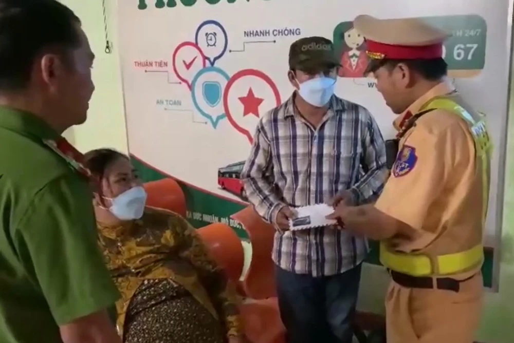 Lực lượng CSGT làm nhiệm tặng quà cho gia đình. Ảnh: TN