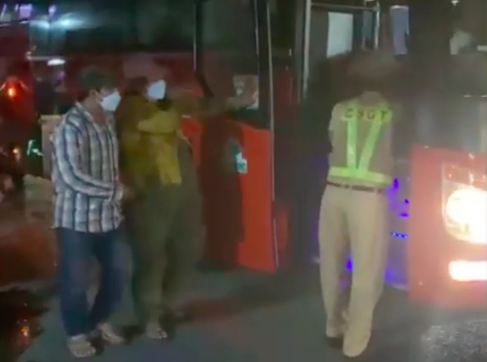 Bị bỏ giữa đường, CSGT Công an tỉnh Quảng Ngãi phải đón xe khách hãng Phương Trang cho gia đình về TP Cần Thơ. Ảnh: TN