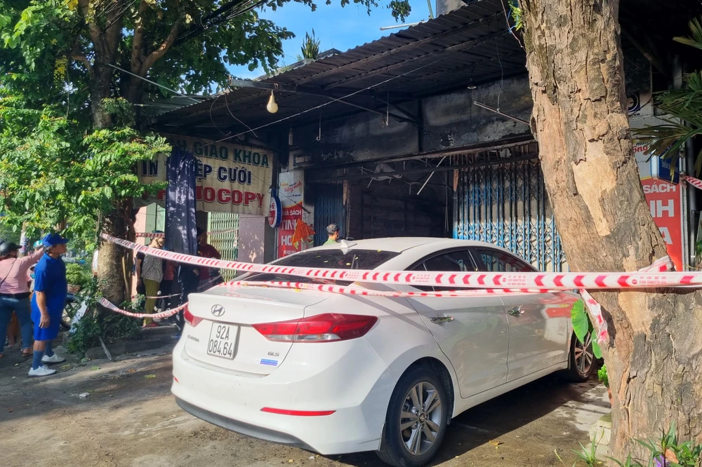 Thời điểm xảy ra vụ cháy lúc nửa đêm, nhà khoá trái cửa nên công tác cứu hộ cứu nạn gặp nhiều khó khăn. Ảnh: TN