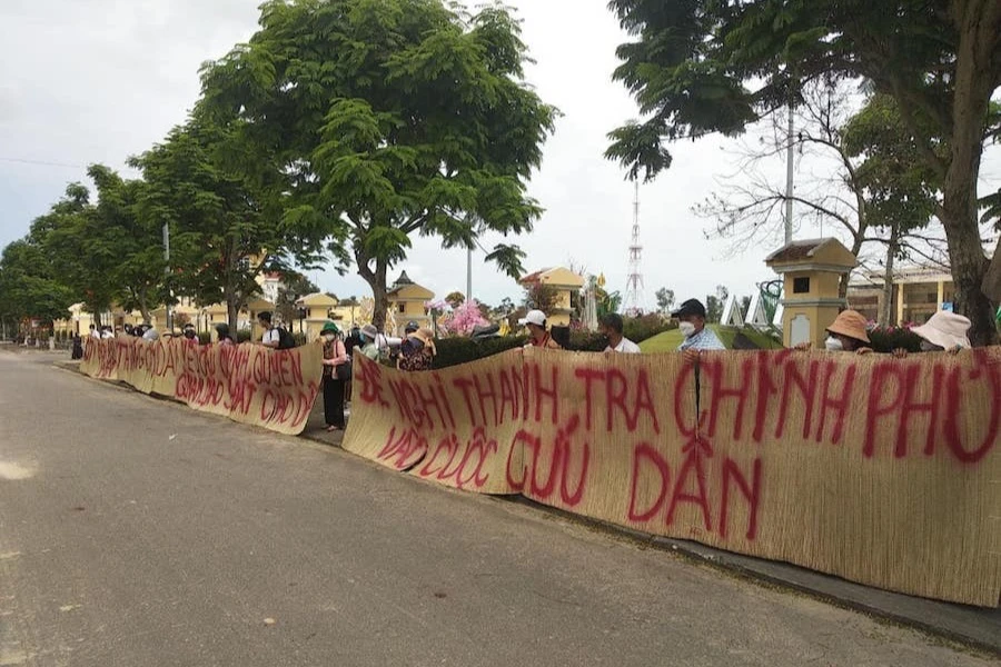 Người mua đất của Công ty Bách Đạt An nhiều lần tập trung đến cơ quan nhà nước tạo điểm nóng trên địa bàn tỉnh Quảng Nam. Ảnh: TN