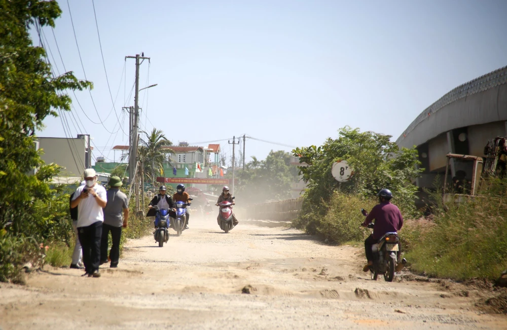 Cầu cũ xuống cấp, nắng thì bụi, mưa thì đọng nước. Ảnh: TN