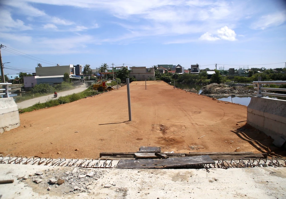 Đường dẫn phía xã Tam Giang vẫn đang vướng mặt bằng. Ảnh: TN