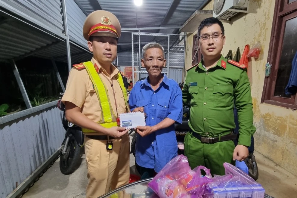 Ông Bình không có tiền, bị nhà xe bỏ rơi giữa đường may mắn được Công an tỉnh Quảng Ngãi hỗ trợ. Ảnh: CA