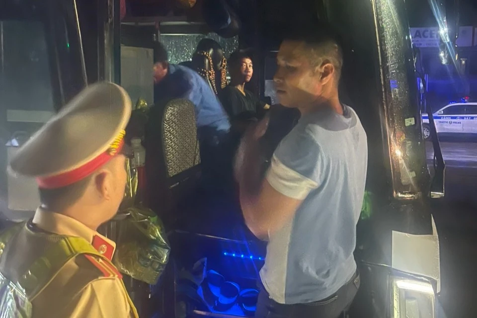 CSGT giúp ông Bình đón xe về quê. Ảnh: CA