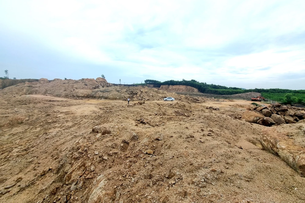 Mặt bằng dự án nghĩa trang Nỗng Tranh nham nhở. Ảnh: TN