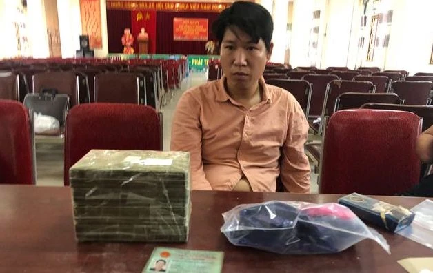 Sau khi bắt Hoàng, công an thu giữ 4 bánh heroin và 2.000 viên ma tuý tổng hợp. Ảnh: CA