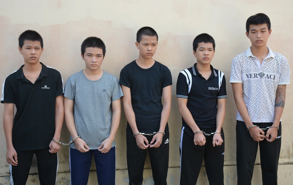 Nhóm thanh niên bị khởi tố vì bắt giữ người trái pháp luật. Ảnh: CA