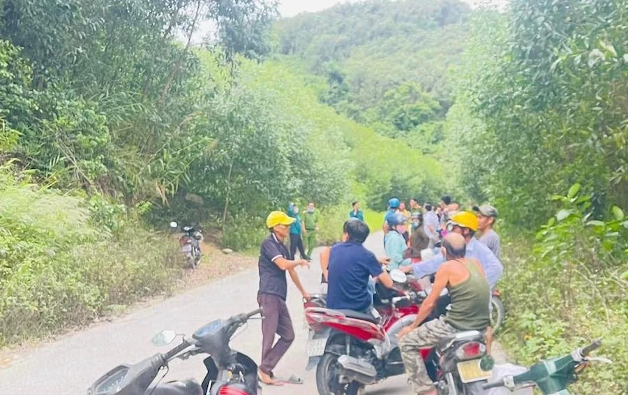 Công an vận động người dân vào rừng tìm kiếm, phát hiện thanh niên 30 tuổi chết trong tư thế treo cổ. Ảnh: TN