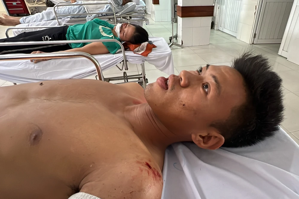 Cầu thủ Lương Quang Huy bị thương, đang điều trị tại Bệnh viện đa khoa tỉnh Quảng Nam. Ảnh: TN