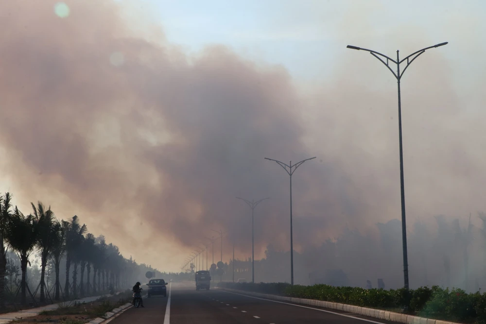 Cột khói cao hàng chục mét băng qua đường Võ Chí Công. Ảnh: TN