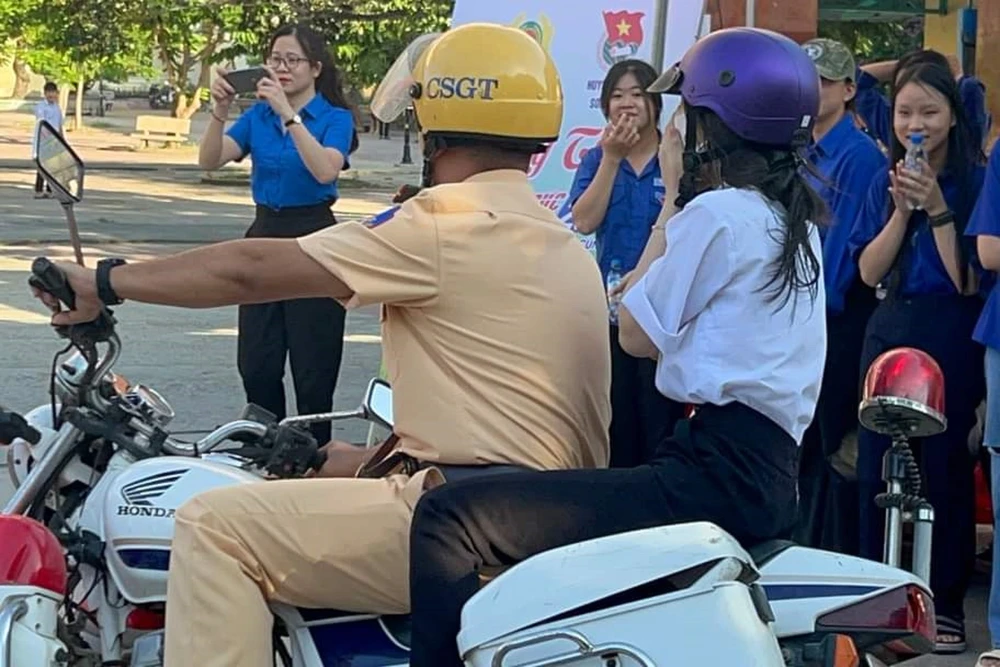 Trước giờ thi, thí sinh ở Quảng Ngãi bất ngờ phát hiện quên giấy tờ ở nhà. Ảnh: CA