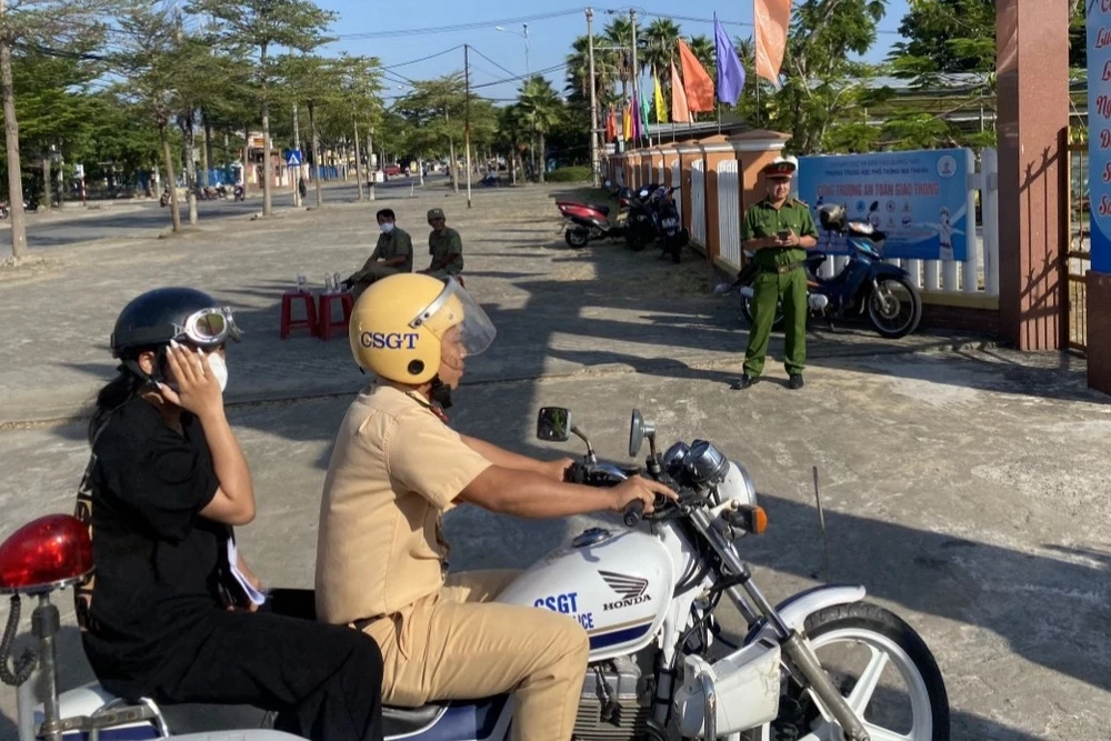 CSGT dùng xe đặc chủng đưa thí sinh đến điểm thi. Ảnh: TN