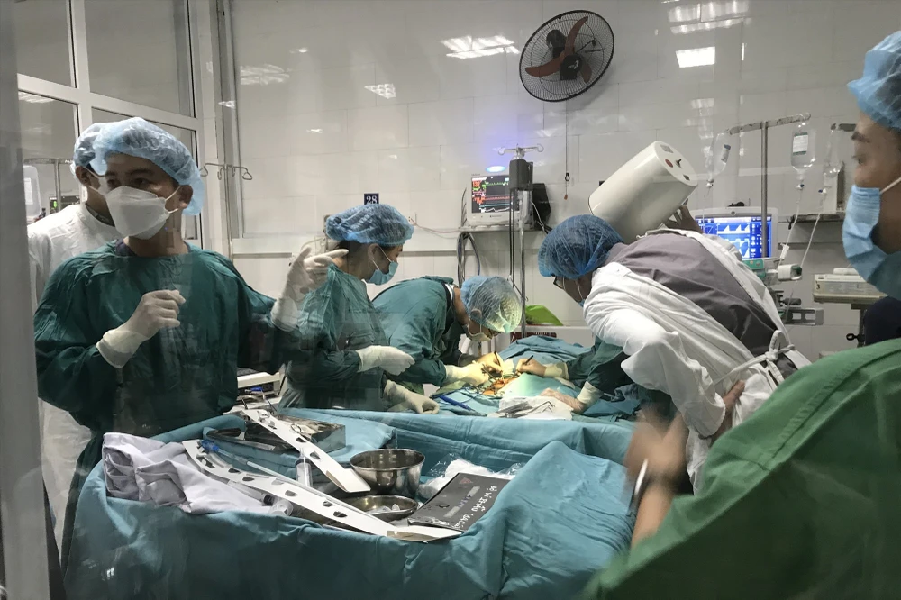 Người nhà xúc động, viết thư cảm ơn bác sĩ cứu sống bệnh nhi đuối nước. Ảnh: BV