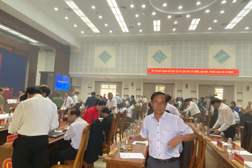 Ông Phan Việt Cường, Bí thư Tỉnh uỷ, Chủ tịch HĐND tỉnh Quảng Nam đang chủ trì họp thông báo tạm dừng. Ảnh: TN