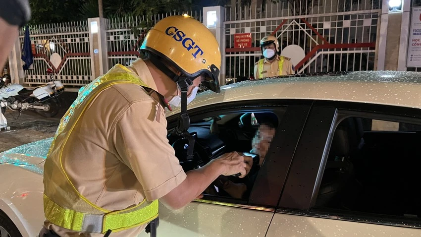 Một công an chạy ô tô sai làn đường, vi phạm nồng độ cồn bị phạt 46 triệu đồng (minh hoạ). Ảnh: NY