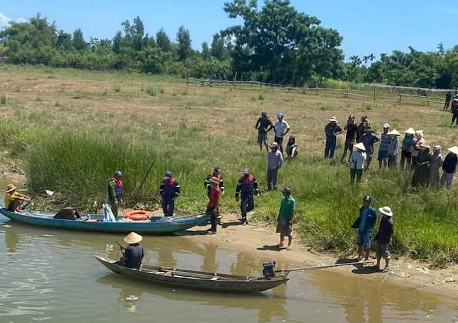 Chính quyền địa phương cùng người dân tổ chức tìm kiếm tung tích nạn nhân. Ảnh: TN