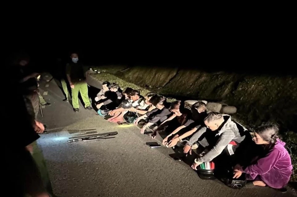 Nhóm thanh niên mang theo hung khí để giải quyết mâu thuẫn thì bị công an bắt. Ảnh: CA Nhóm thanh niên mang theo hung khí để giải quyết mâu thuẫn thì bị công an bắt. Ảnh: CA