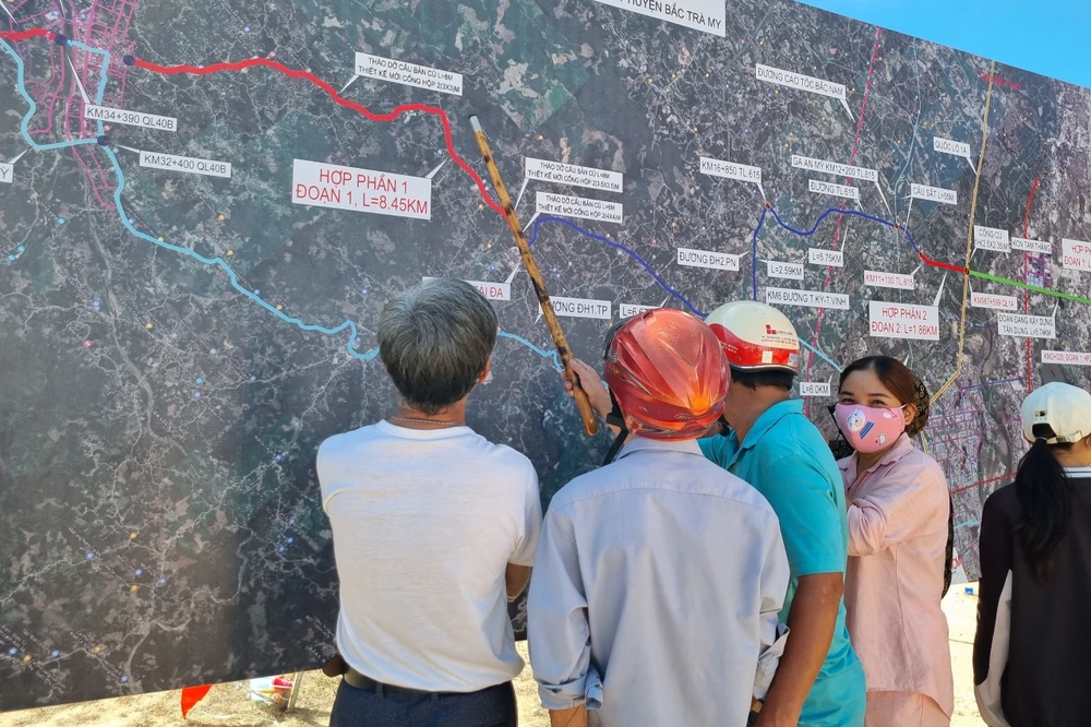 Người dân ở gần tuyến đường đến dự lễ khởi công. Ảnh: TN