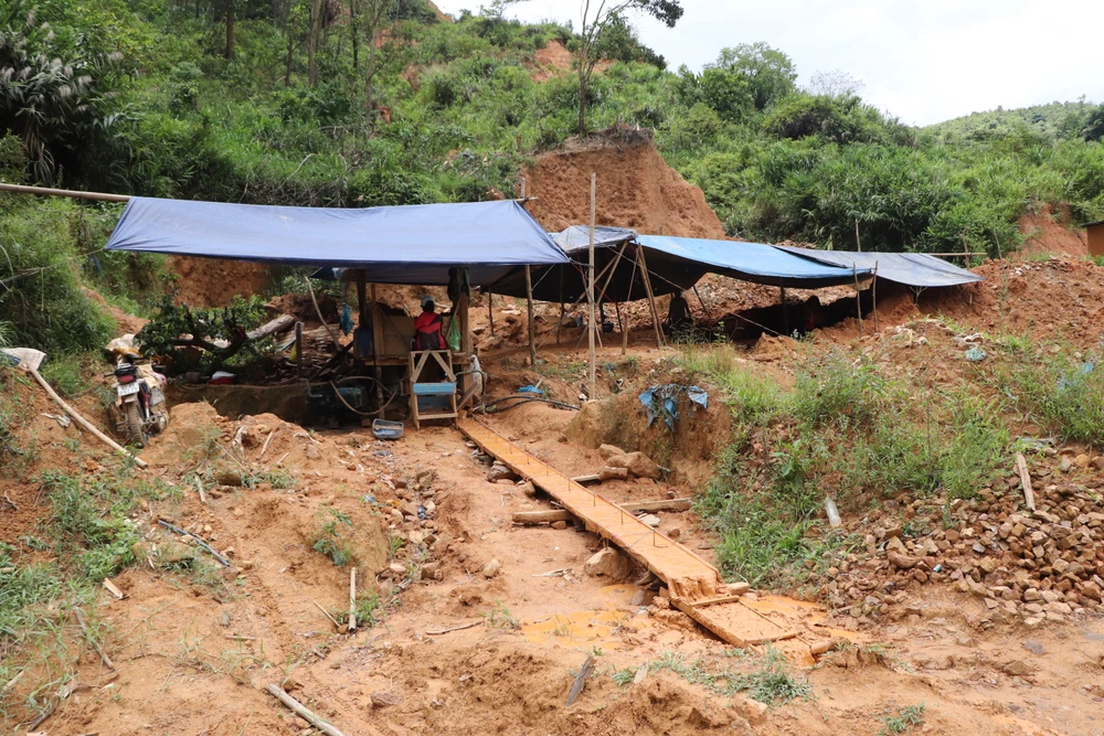 Hoạt động khai thác vàng trái phép diễn ra rầm rộ trước khi lực lượng chức năng truy quét. Ảnh: TN