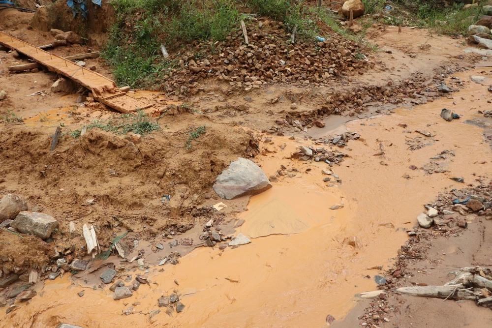 Nước từ khu vực làm vàng đục ngầu, chảy ra suối. Ảnh: TN