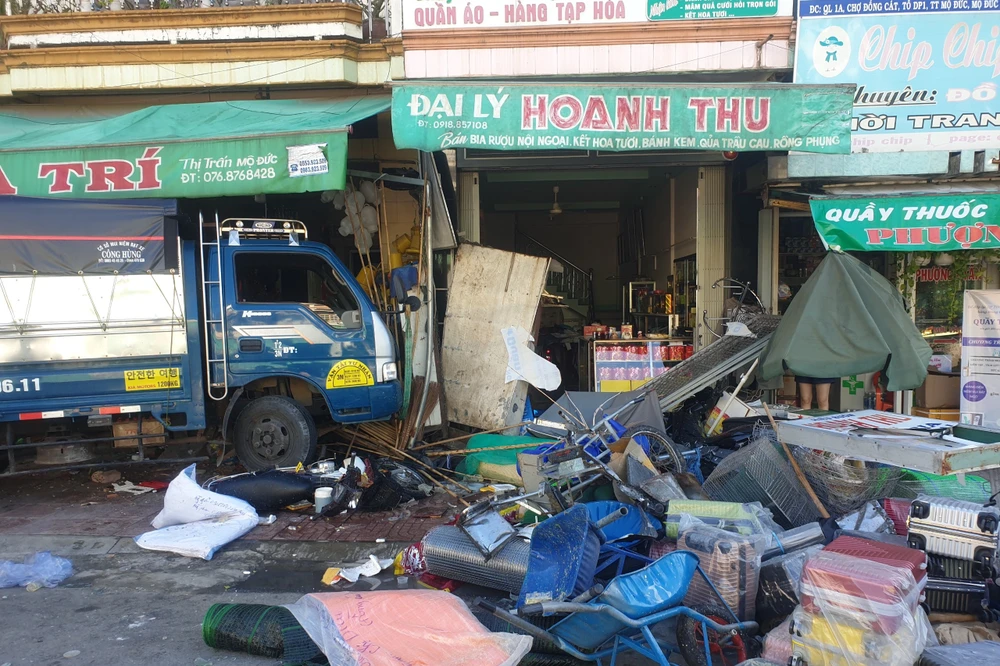 Xe tải tông vào nhà dân làm hai người tử vong. Ảnh: TN