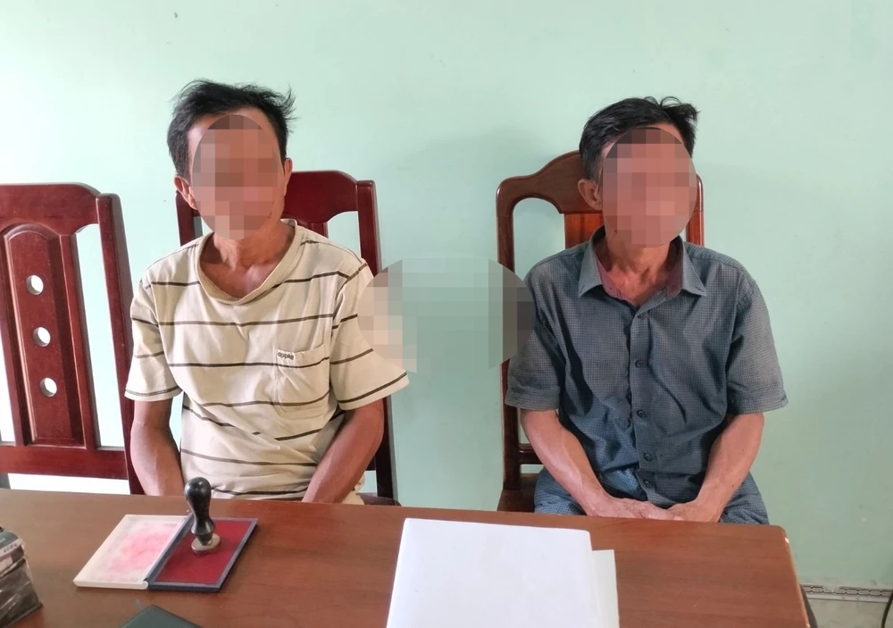 Công an triệu tập hai người có hành vi uy hiếp, đòi đánh phóng viên. Ảnh: TN