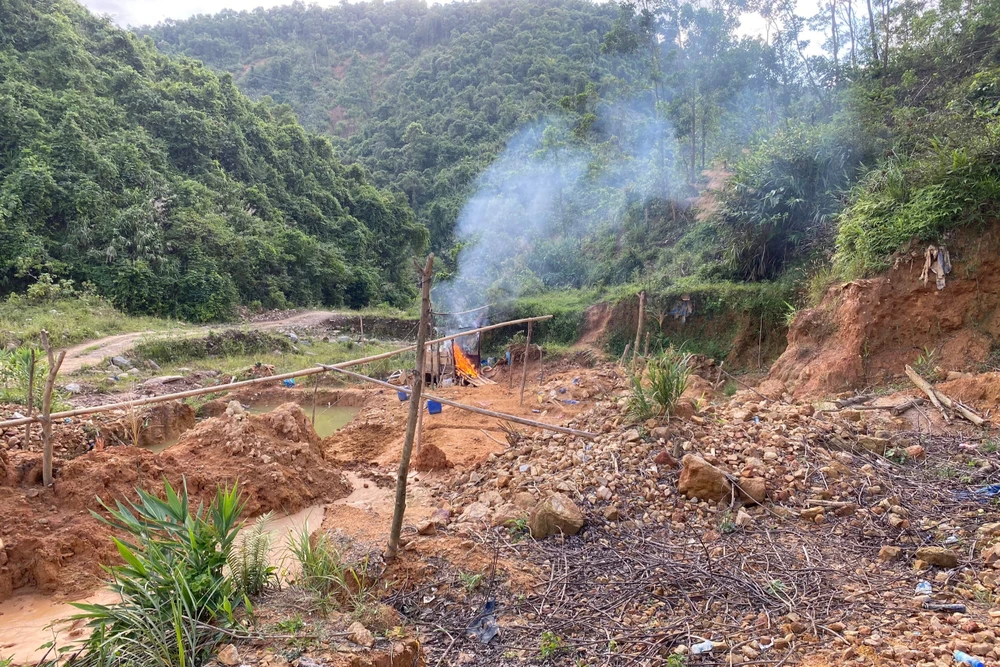 Lực lượng chức năng tiêu huỷ nhiều lán trại, máy móc. Ảnh: TN