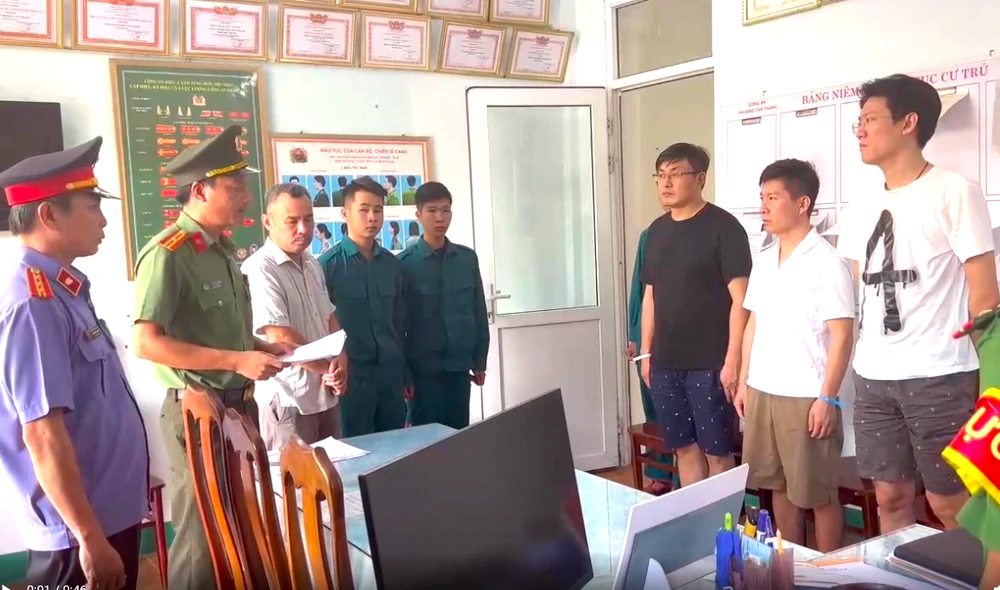 Công an phá đường dây cho vay nặng lãi, rửa tiền do nhóm người Trung Quốc cầm đầu. Ảnh: CA