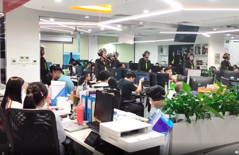 Công an khám xét trụ sở công ty. Ảnh: CA