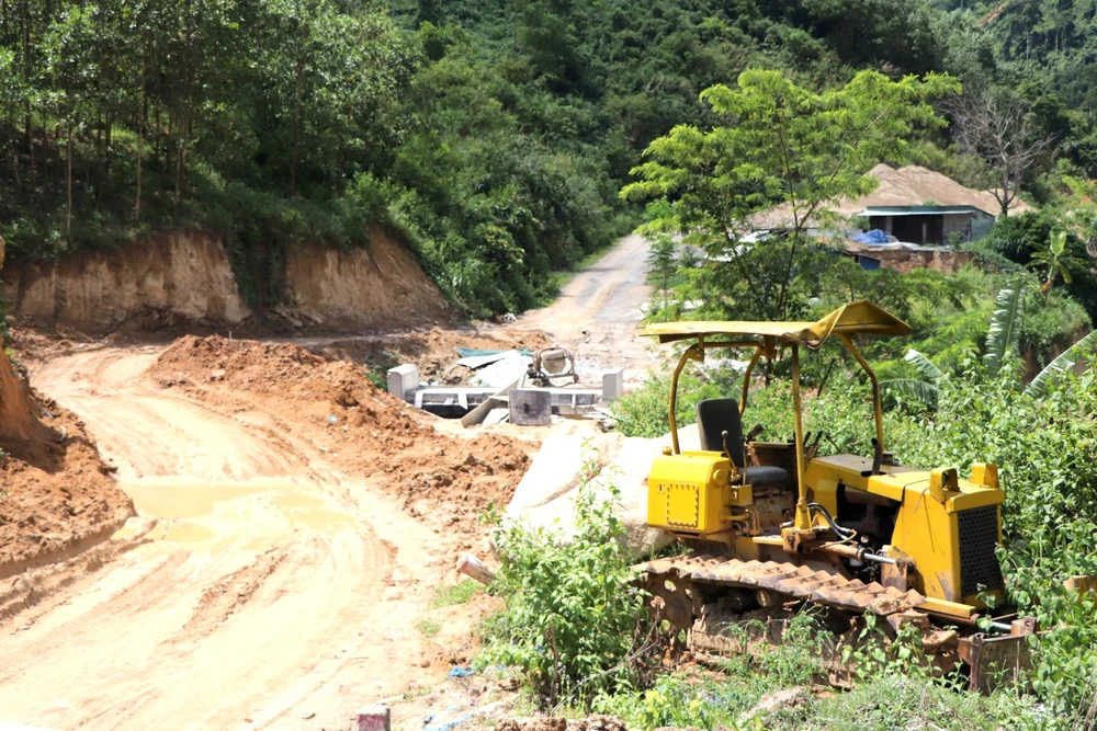 Tuyến đường đang trong giai đoạn thi công nhưng vắng bóng phương tiện, công nhân. Ảnh: TN
