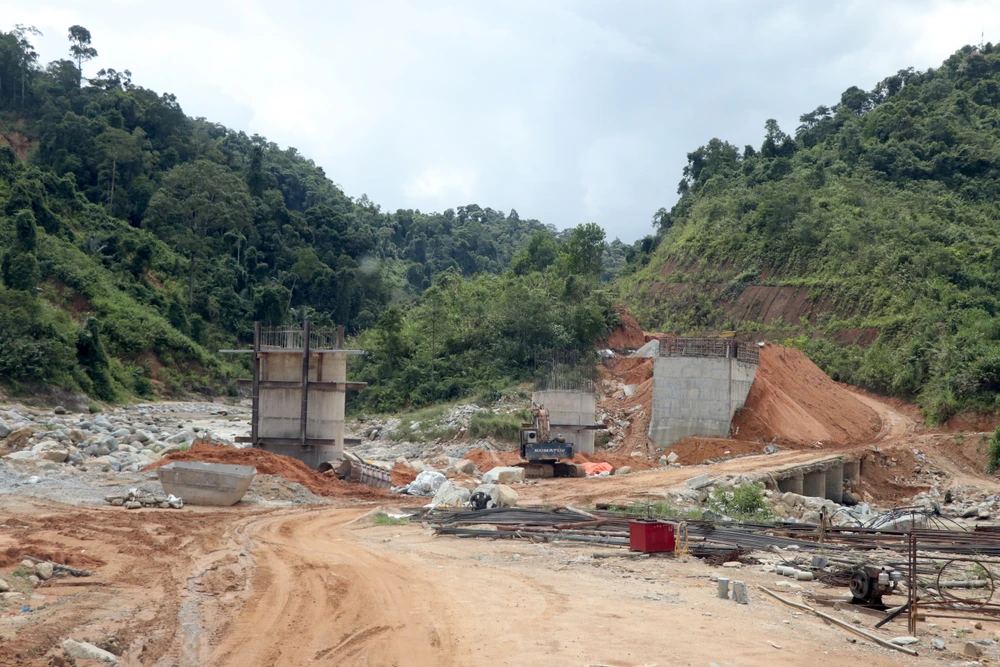 Một cây cầu trên đường đi vào xã Phước Lộc chưa lao dầm. Ảnh: TN