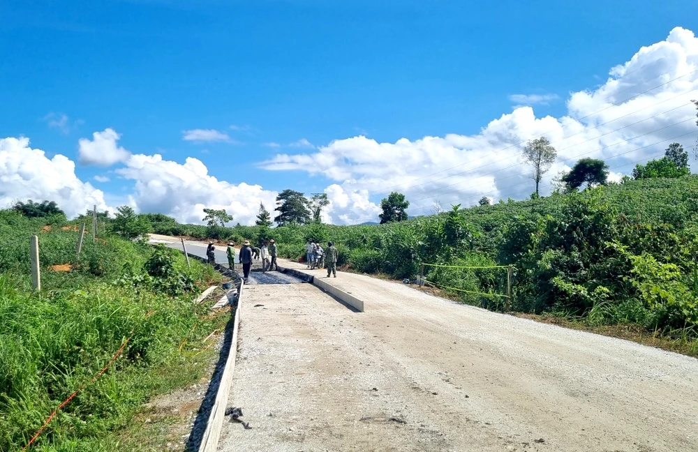 Thưa thớt công nhân tại công trường. Ảnh: TN