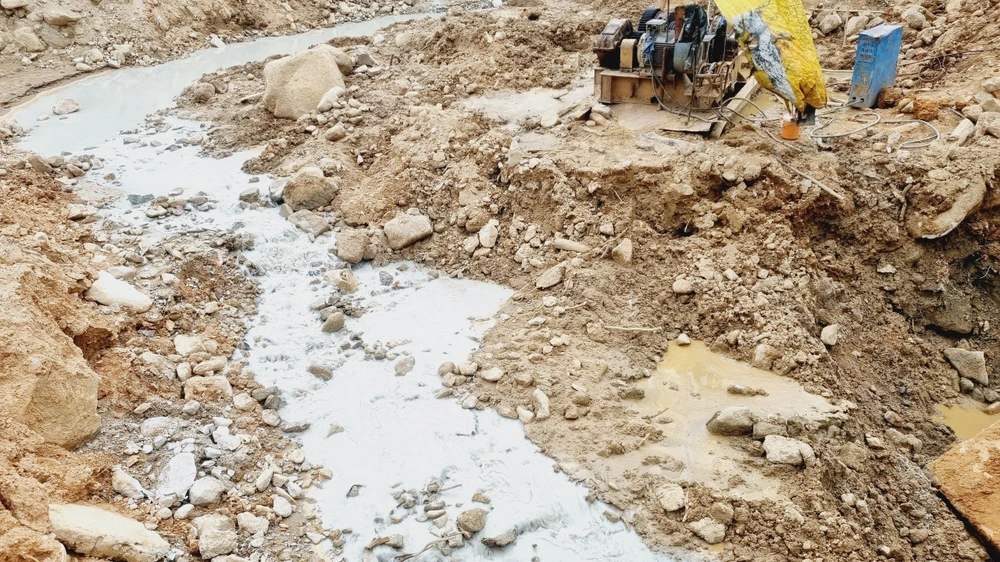 Nước màu trắng đục như sữa chảy ra suối. Ảnh: TN