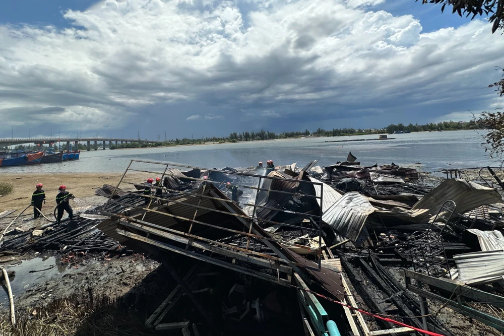 Quán bị cháy rụi, đổ sập. Ảnh: TN Quán bị cháy rụi, đổ sập. Ảnh: TN