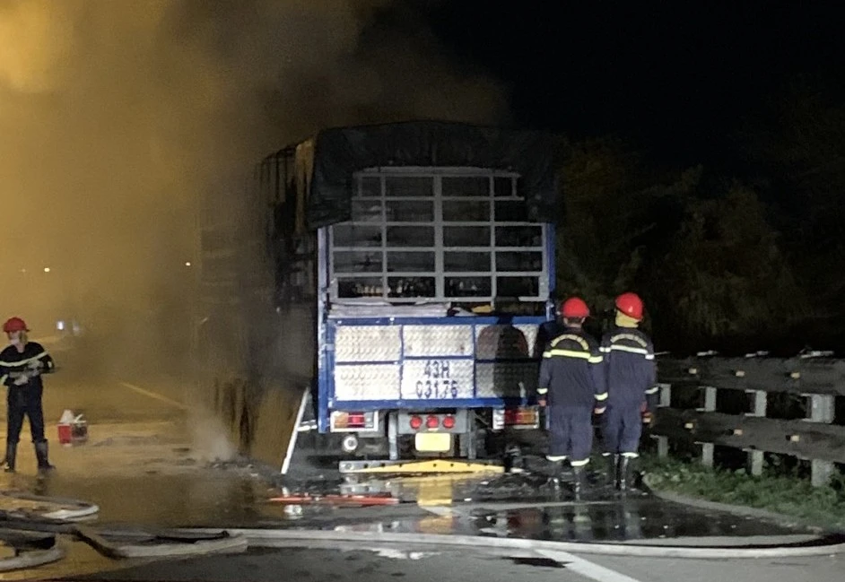 Xe tải chở hàng tạp hoá bốc cháy. Ảnh: CTV