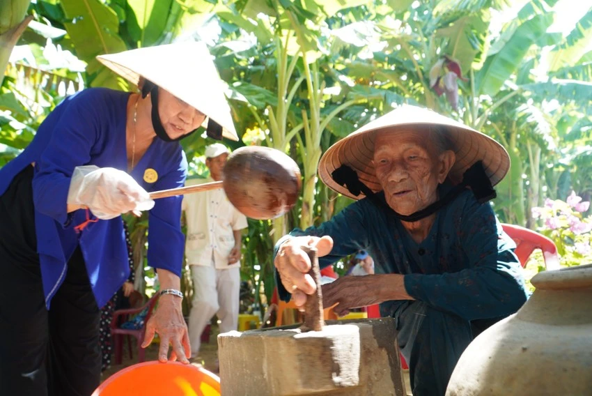 Công đoạn xay bột chế biến Mỳ Quảng. Ảnh: HQ