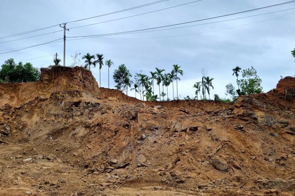 Khu đất nhà bà Xuyến được xúc mang đi. Ảnh: TN