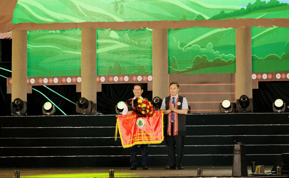 Chủ tịch UBND tỉnh Quảng Nam Lê Trí Thanh tặng cờ lưu niệm cho đơn vị đăng cai. Ảnh: TN