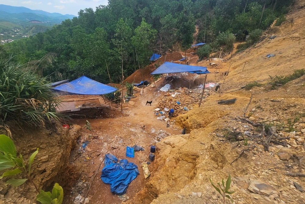 Nhiều lán trại tạm bợ dựng ở mỏ vàng Bồng Miêu. Ảnh: TN