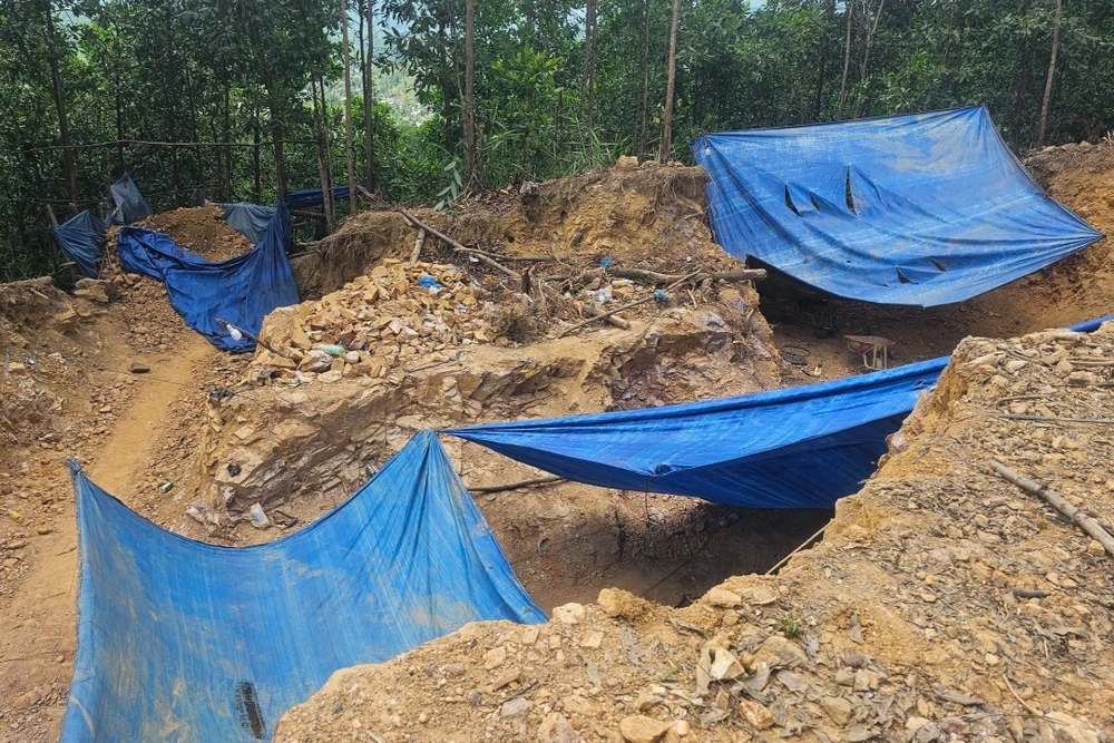 Bạt che tạm trong mỏ vàng Bồng Miêu. Ảnh: TN