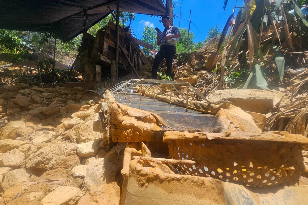 Người dân khai thác vàng rầm rộ nhưng địa phương "chịu thua". Ảnh: TN