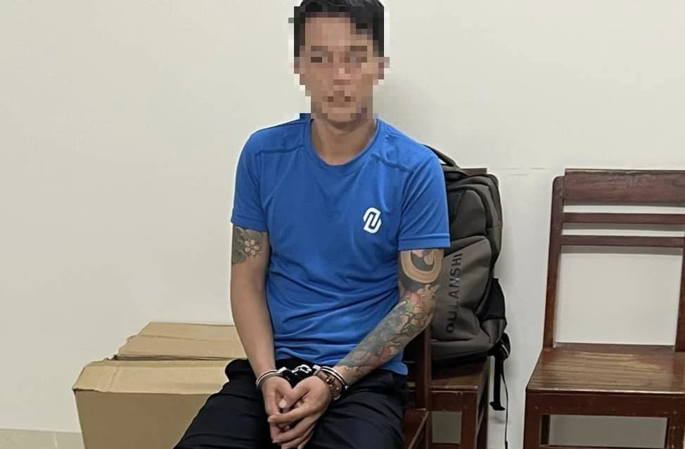 Thanh niên bị bắt vì tàng trữ ma tuý, vũ khí. Ảnh: CA