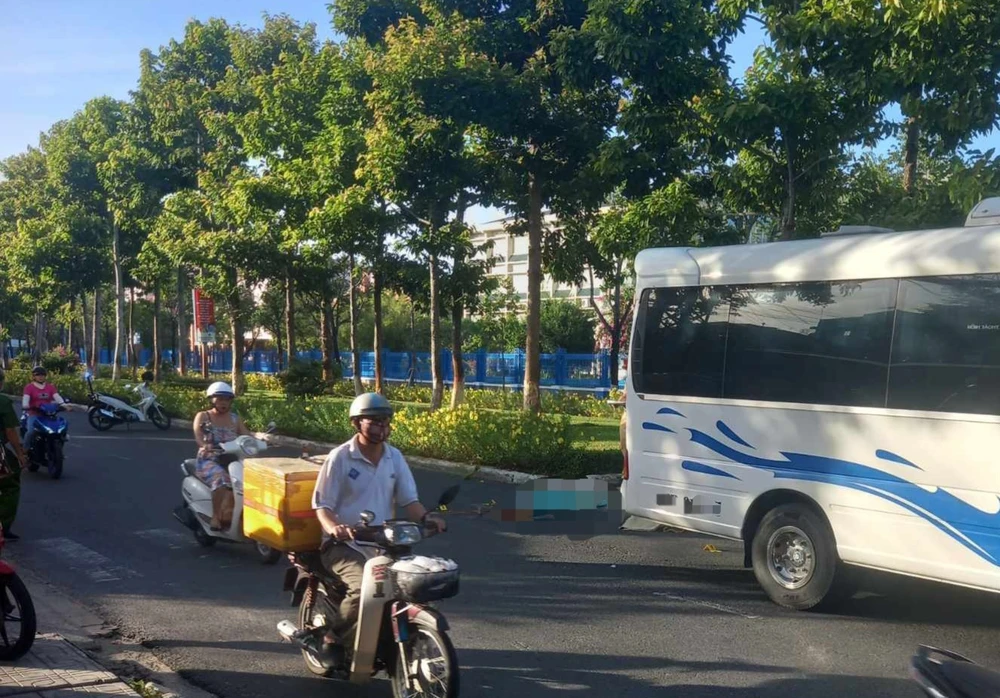 Hiện trường vụ người đàn ông lao vào xe khách tự tử. Ảnh: TN