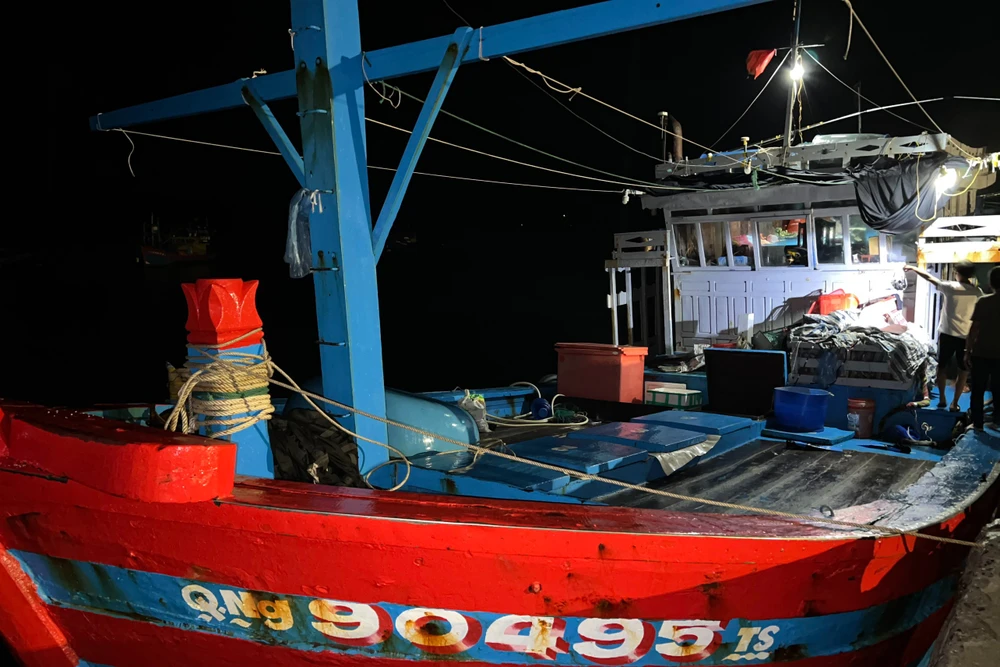 Tàu QNg-90495 TS về đến đất liền đêm 29-8. Ảnh: NT