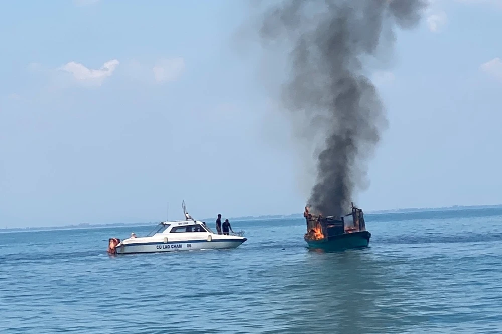 Ghe chở cán bộ Khu bảo tồn biển Cù Lao Chàm bốc cháy khiến ba người bị bỏng. Ảnh: TN Ghe chở cán bộ Khu bảo tồn biển Cù Lao Chàm bốc cháy khiến ba người bị bỏng. Ảnh: TN