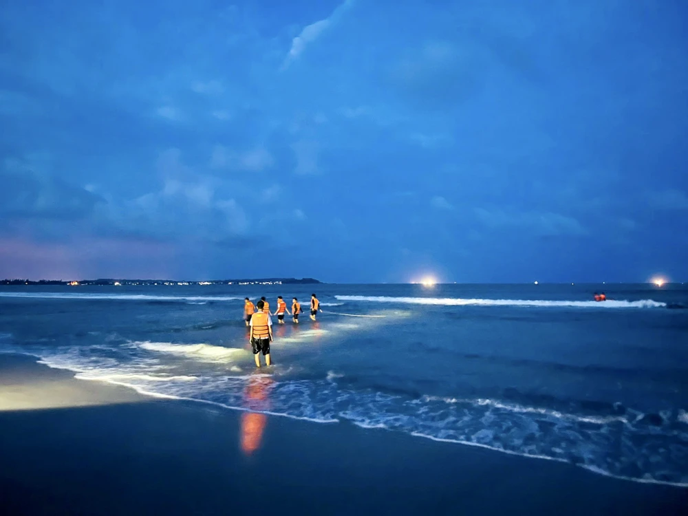 Người cha gục ngã khi con trai đuối nước ảnh 1